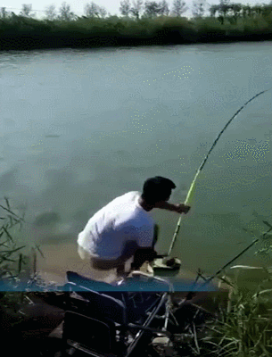 钓鱼 出来一个人 下水了 笑死人