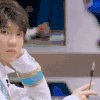 思考 观看 玩笔 可爱