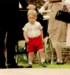 乔治王子 孩子 短裤 走路