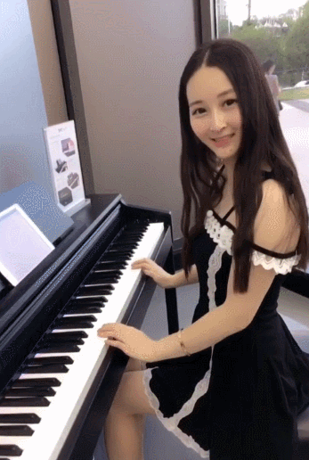 美女 女神 可爱 钢琴