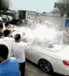 男人 庆祝 下车 围观
