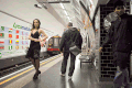美女 黑裙子 风吹 地铁