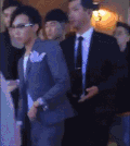 明星 行走 手势 眼镜
