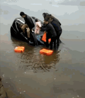 救人 接住了 汽车掉水里了 太危险了