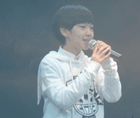 唱歌 话筒 手指 舞台 TF家族