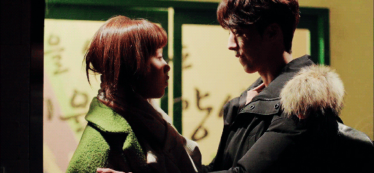 情侣 拥抱 室内