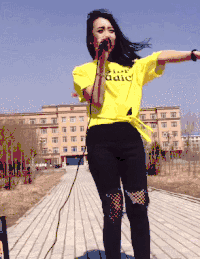 美女 气质 街头 唱歌