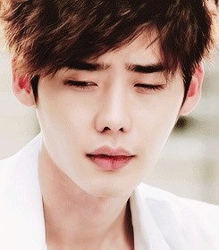 说话 抬头 白色衣服 卷发