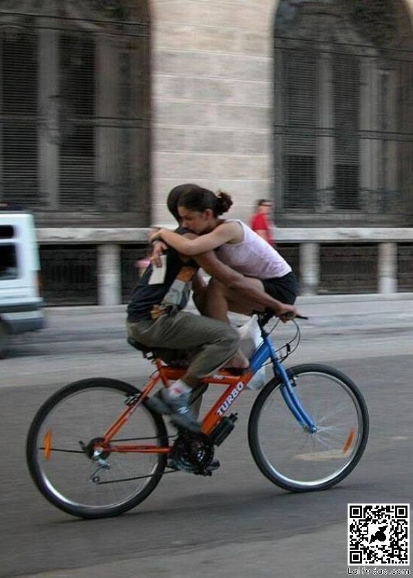 骑自行车 新方法 拥抱 搞笑