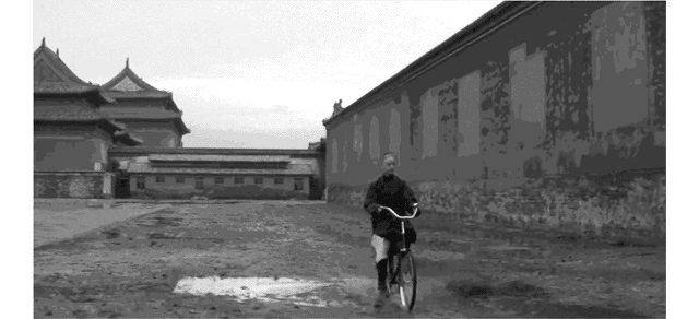 骑自行车 黑白 故宫 背影