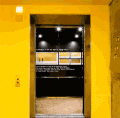 电梯 黄色 黑色 白色