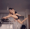 妈妈 背女儿 杂技 厉害