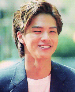 男孩 开心 微笑 西装