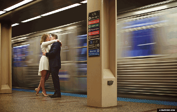 情侣 亲吻 列车 车站