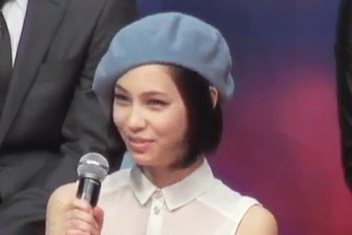 戴帽子 笑容 讲话 扭头