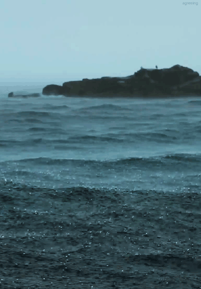 湖水gif动态图片,水面山丘海浪动图表情包下载 - 影视