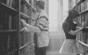 男女  图书馆  拥抱  亲吻