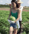 美女 抱西瓜 搞笑 雷人
