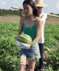 美女 抱西瓜 搞笑 雷人