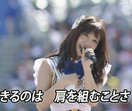 女孩 唱歌 笑容 开心