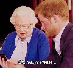 哈里王子 模仿 英国女王 表情