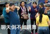 聊天倒不如跳舞 拍手 人群 黄衣服
