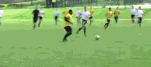 球队 球员 踢足球 奔跑