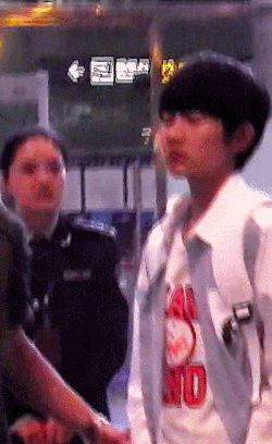 王源 少年 走路 不开心