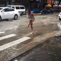 女人 雨中 翻滚 搞笑