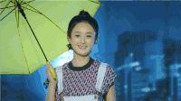 赵丽颖 走秀 面带微笑 打伞 扔伞 月亮