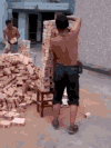 男子 光膀子 搬砖 棒棒的