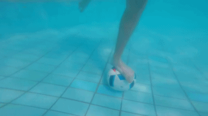 水底 玩球 光膀子 潜水镜