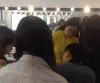 美女 灯光 人山人海 认真 凝视