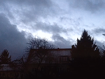 阴天 天空 云在动 大树 房子