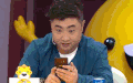 男人 玩手机 说话 摸脸