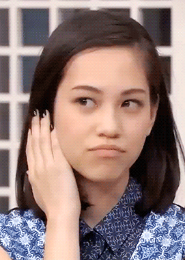 美女 點頭 開心 偷笑