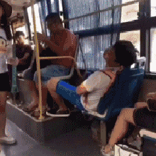 公交车 雨伞 熟睡 搞笑 摔倒