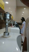 尿尿 裙子 灯光 厕所
