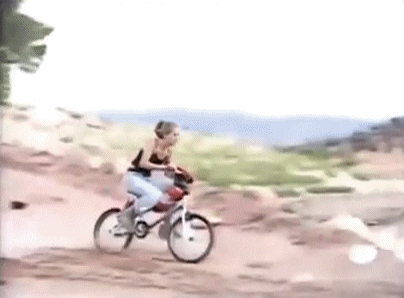 美女 骑自行车 掉河里 搞笑