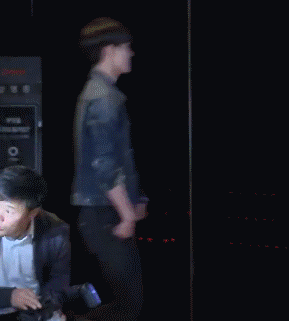 帅哥gif眼神gif走路gif灯光gif