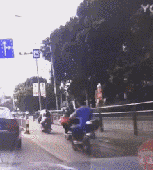 马路 骑摩托车 撞倒 这技术