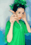 绿精灵 美女 捂耳朵 蹲下
