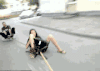 摔倒 滑板 汽车 道路