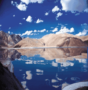 西藏 山脉 湖泊 白云 倒影