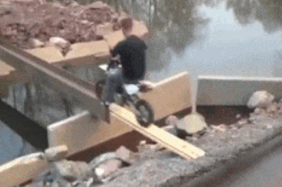 骑车 独木桥 掉水里 搞笑