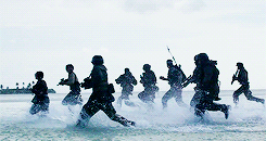士兵 奔跑 海边 加油