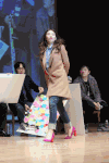 高兴 大摇大摆 背着手 美女神气
