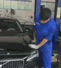 洗车  男子  汽车前盖  压头  意外