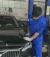洗车  男子  汽车前盖  压头  意外
