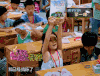 桌子 孩子 女孩 男孩